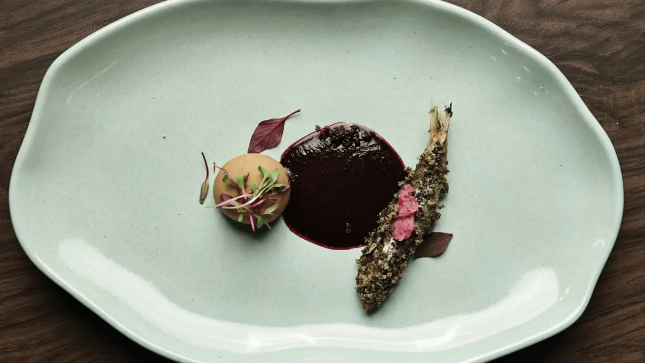 Imagem ilustrativa da notícia: Receita: manjuba com molho de açaí e castanha-portuguesa