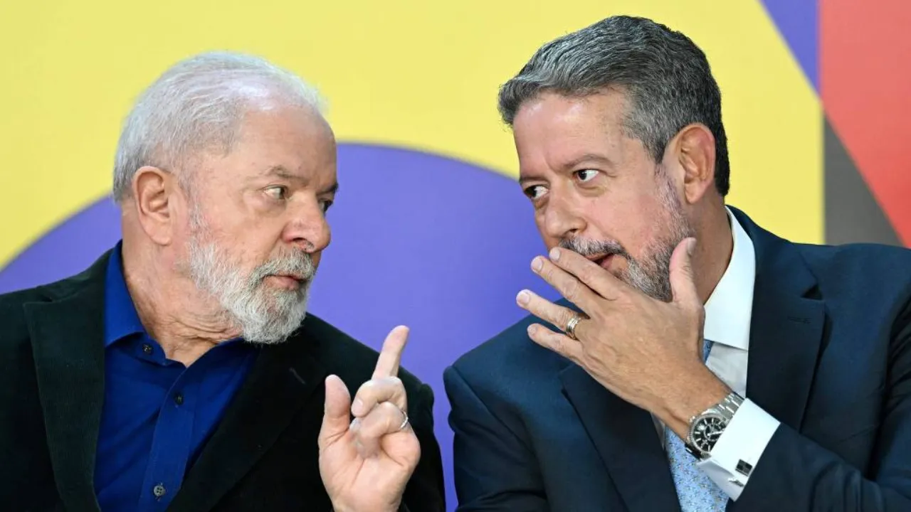 Imagem ilustrativa da notícia: Lira rejeita pedidos de impeachment contra Lula 