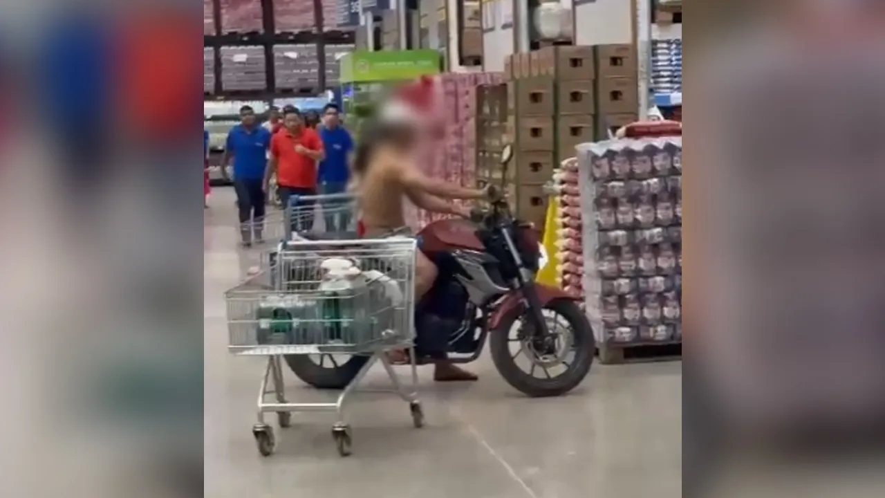 Imagem ilustrativa da notícia: Vídeo: jovem surta e invade supermercado pilotando moto 