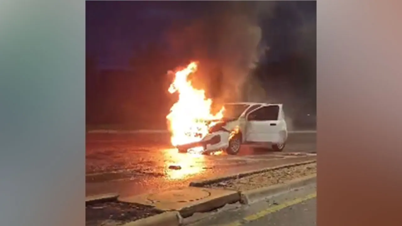 Imagem ilustrativa da notícia: Carro pega fogo na  avenida João Paulo II. Veja o vídeo