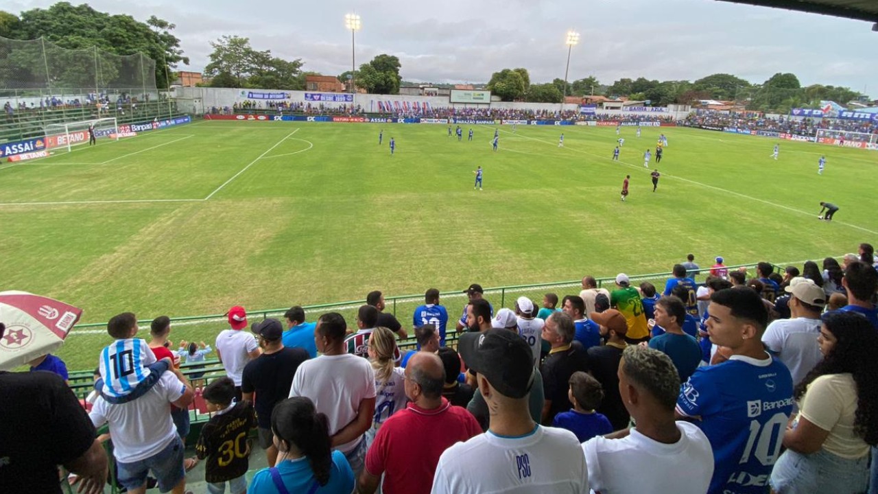 Bola rolando no Estádio Zinho Oliveira