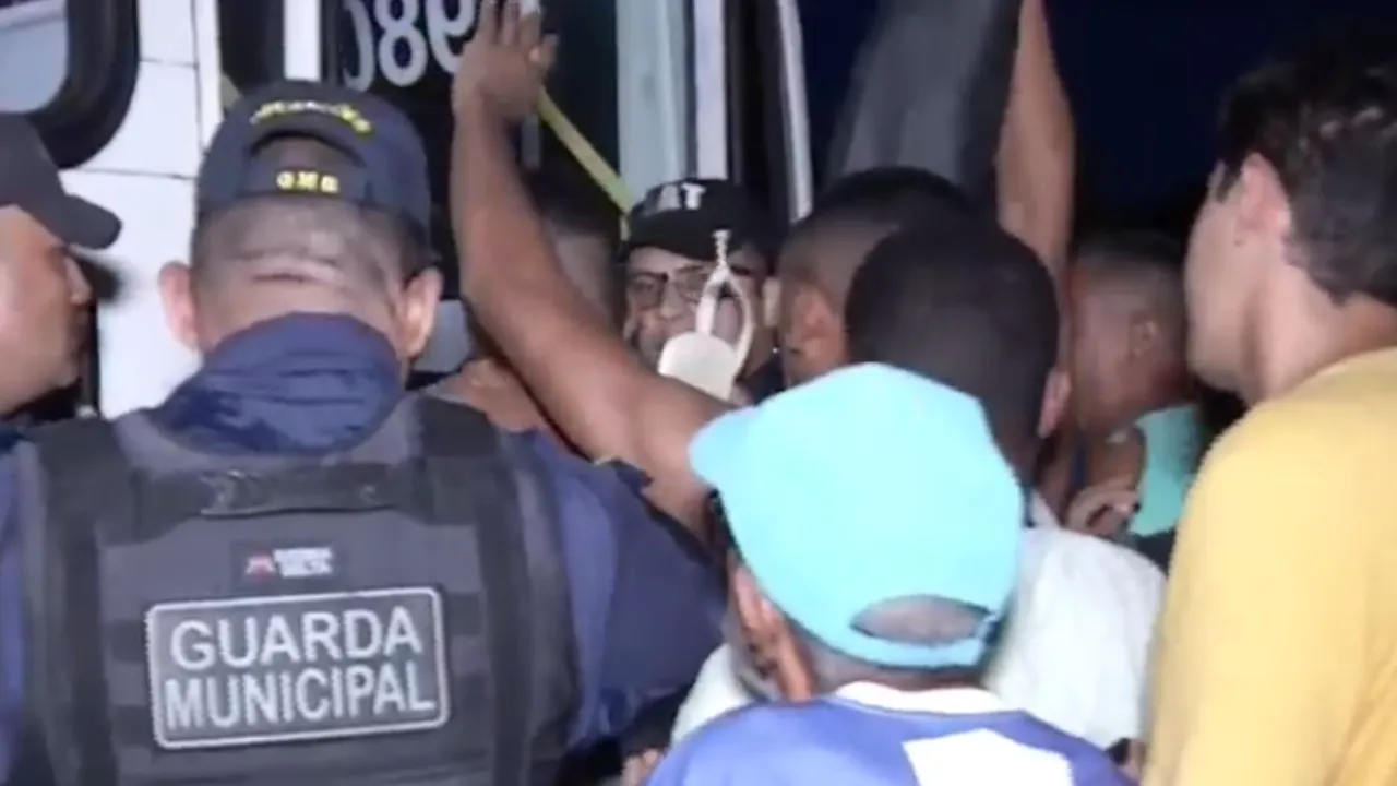 Imagem ilustrativa da notícia: Vídeo: protesto em São Brás pede mais ônibus para Mosqueiro