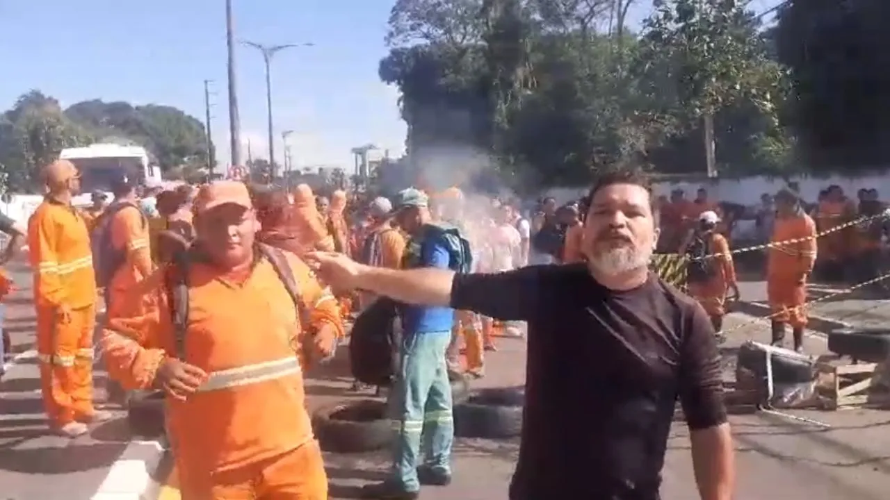 Imagem ilustrativa da notícia: Garis fecham a rodovia Mário Covas para reivindicar salários