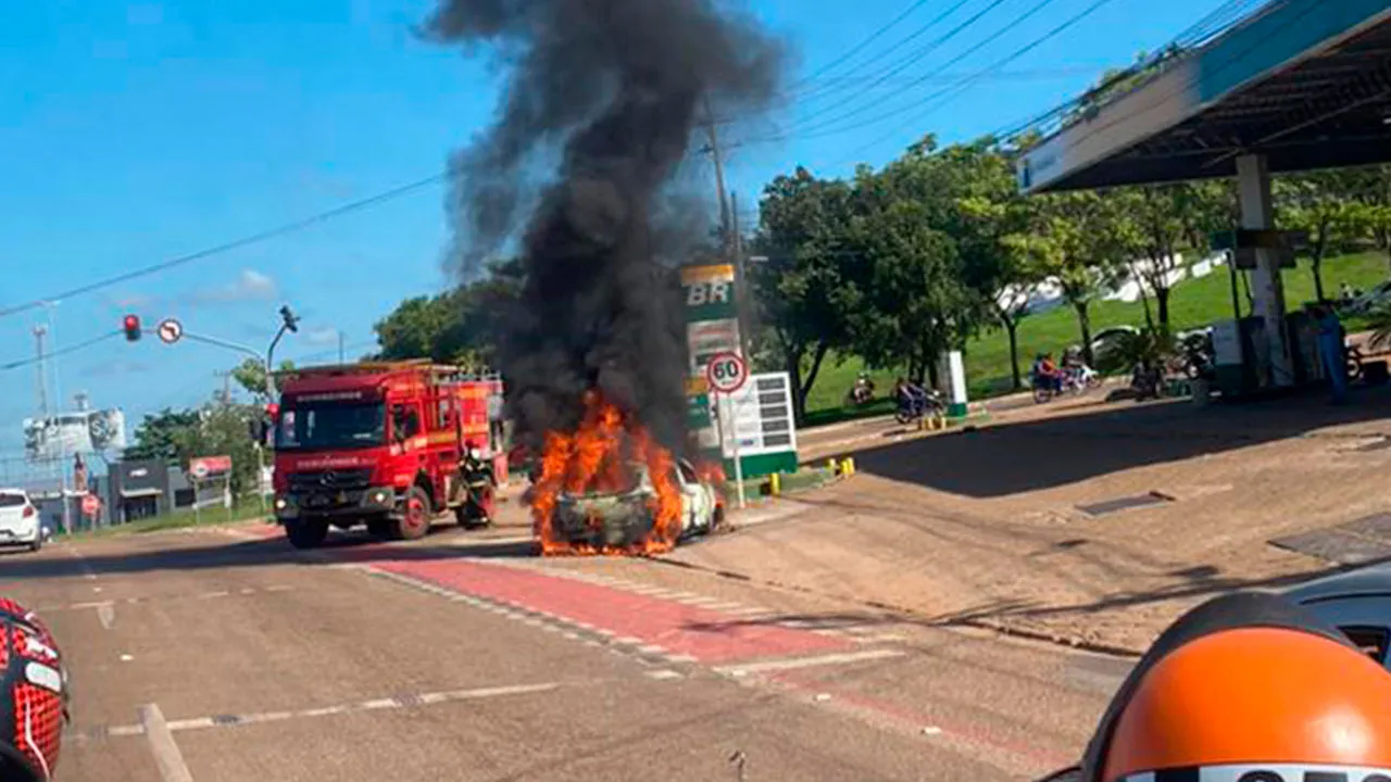 Imagem ilustrativa da notícia: Taxi em chamas: passageiros escapam por um triz em Marabá!