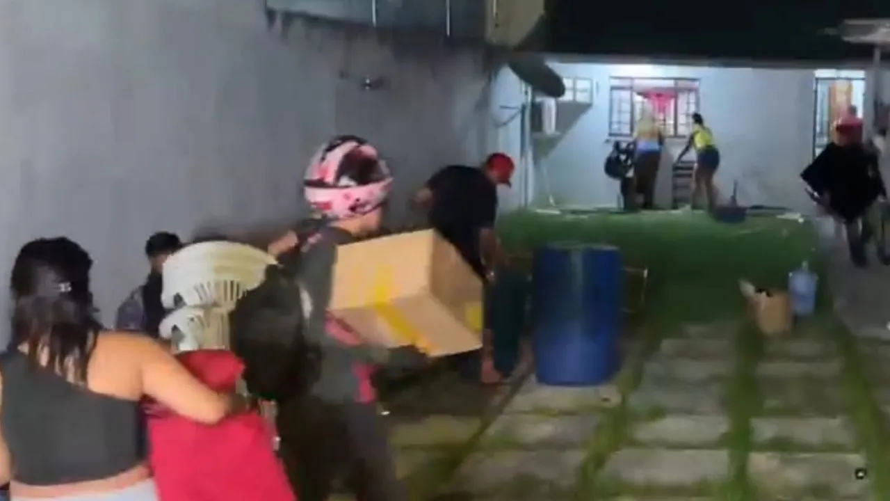 Imagem ilustrativa da notícia: População invade casa de suposta golpista em Manaus