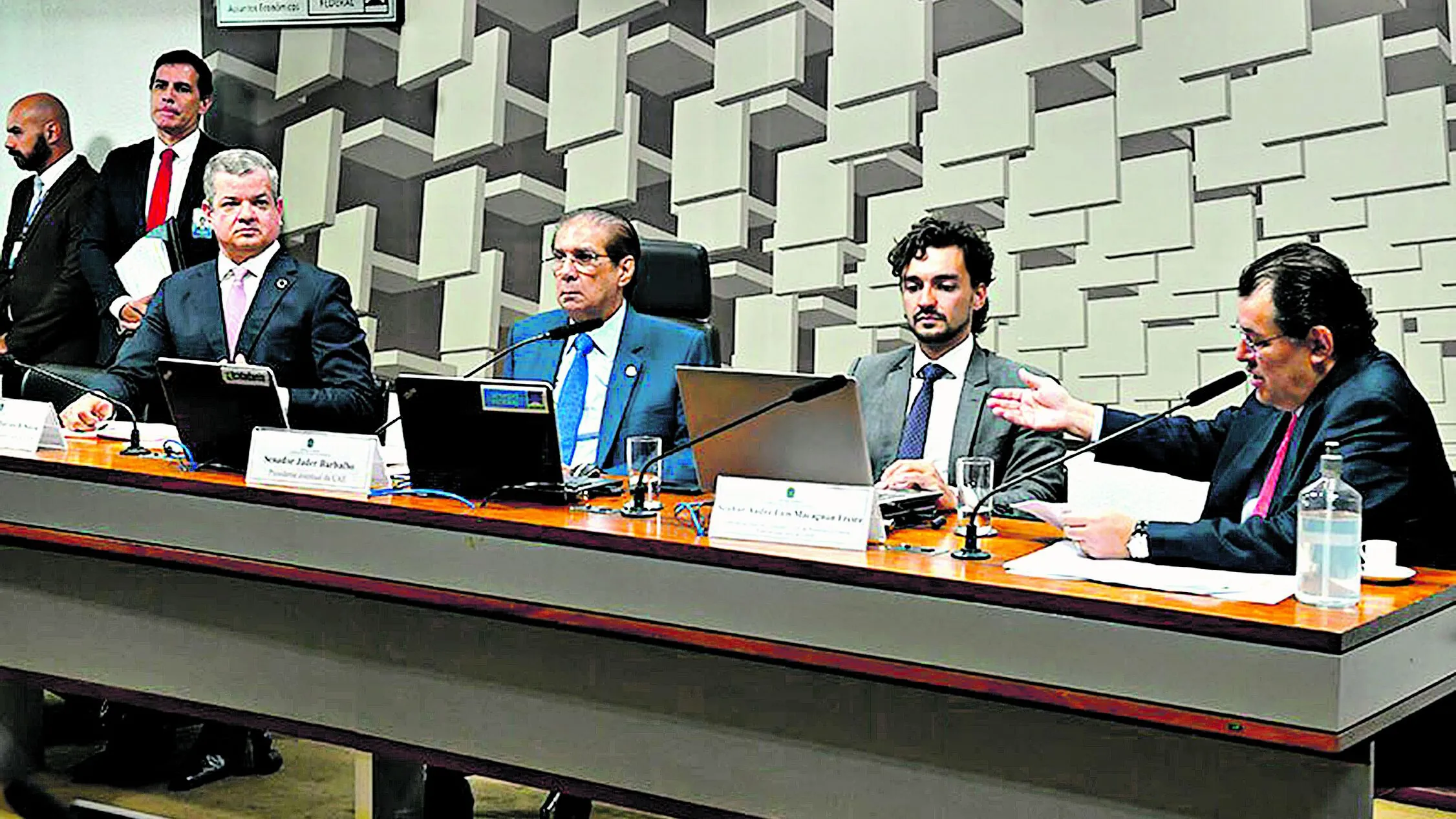 Imagem ilustrativa da notícia: Jader recebe prefeitos e aprova indicados para o Cade