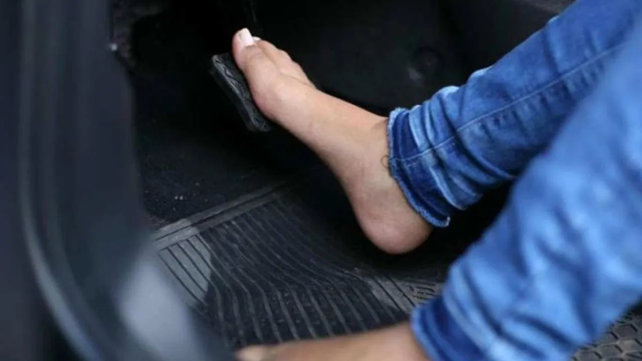 Imagem ilustrativa da notícia: Dirigir descalço dá multa? Veja o que diz a Lei de trânsito