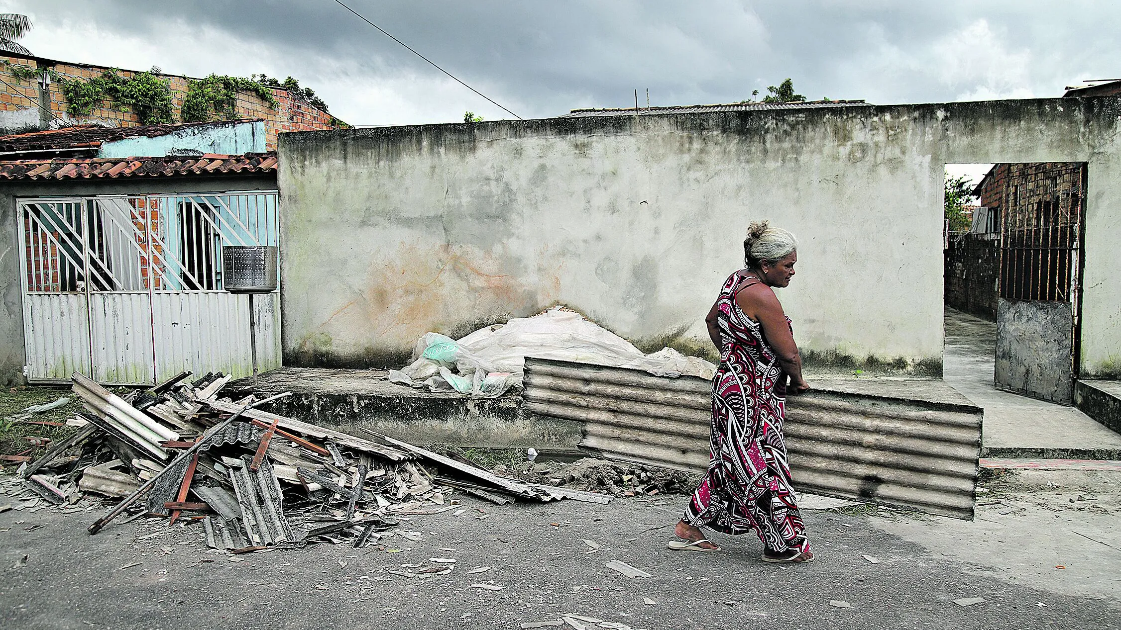 Imagem ilustrativa da notícia: Moradores reconstroem casas e contam prejuízos após ventania