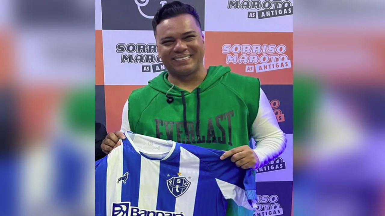 Imagem ilustrativa da notícia: Vocalista do Sorriso Maroto recebe camisa do Paysandu