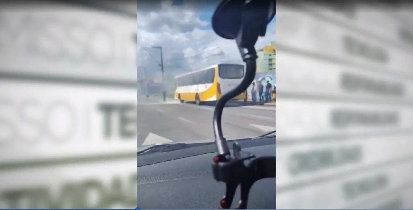 Imagem ilustrativa da notícia: Vídeo: ônibus pega fogo em avenida de Belém