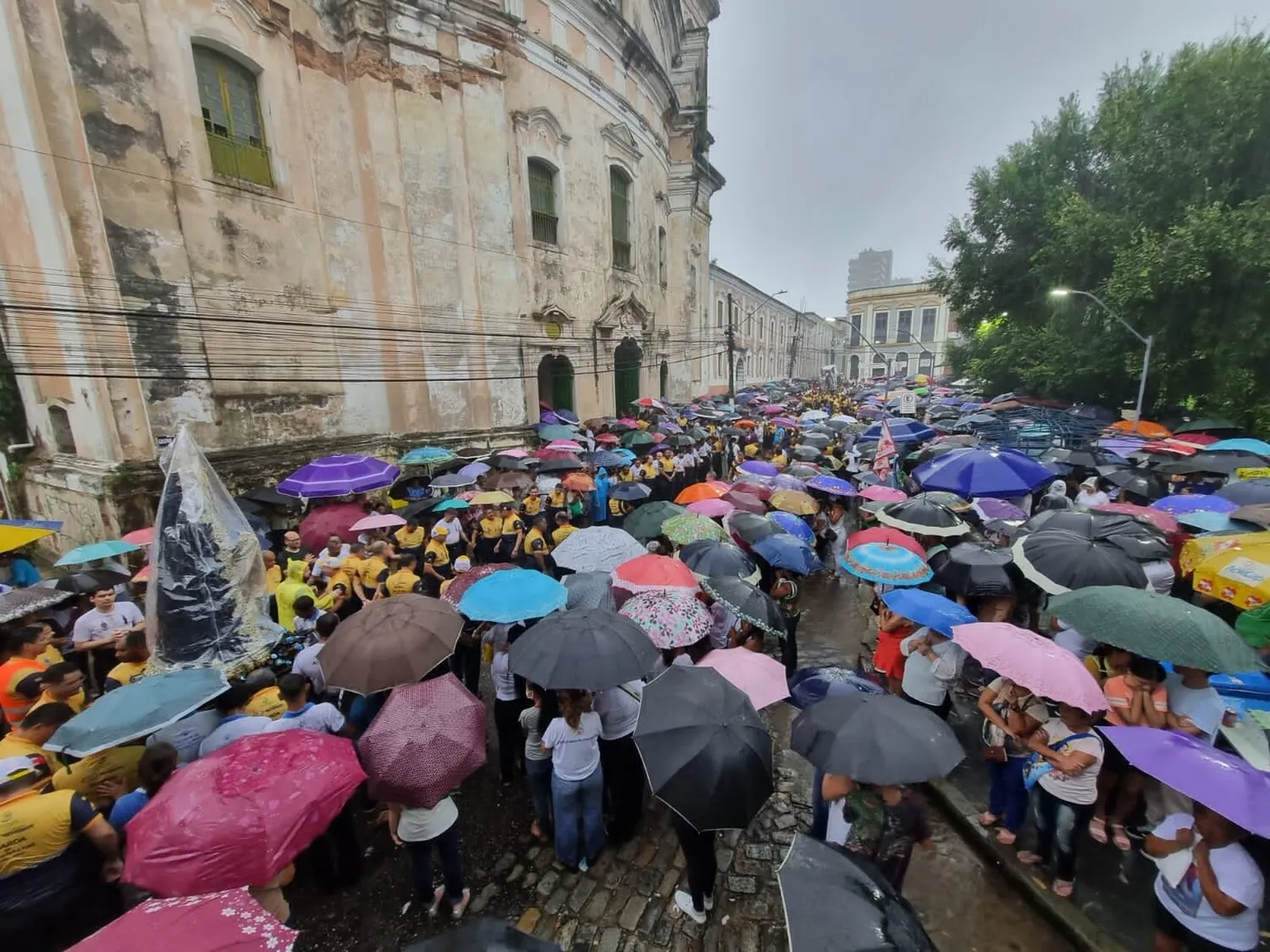 Imagem ilustrativa da notícia: Chuva e fé: as imagens da Procissão do Encontro em Belém