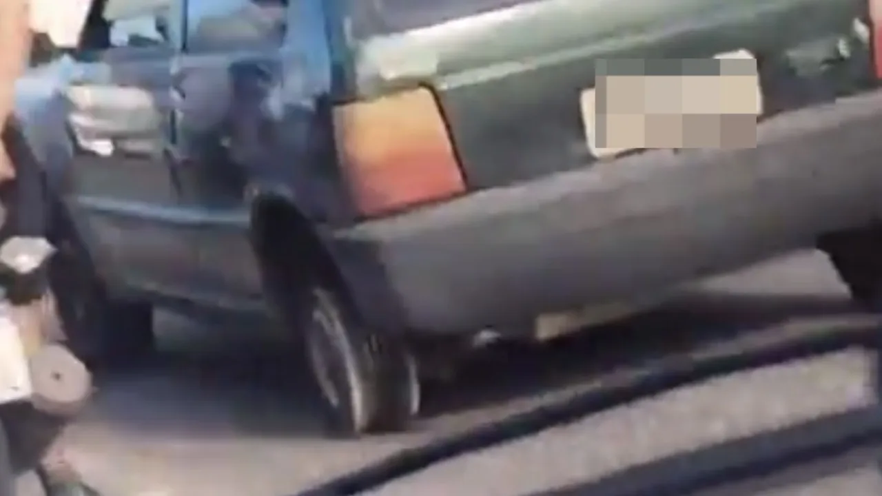 Imagem ilustrativa da notícia: Vídeo: carro é flagrado trafegando sem pneu em plena BR-316