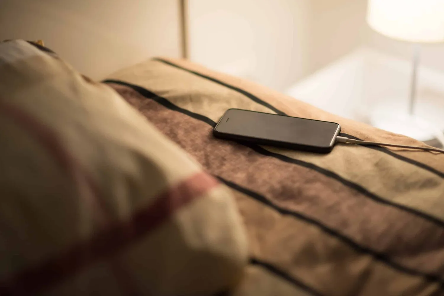Imagem ilustrativa da notícia: Você dorme perto do celular carregando? Cuidado!