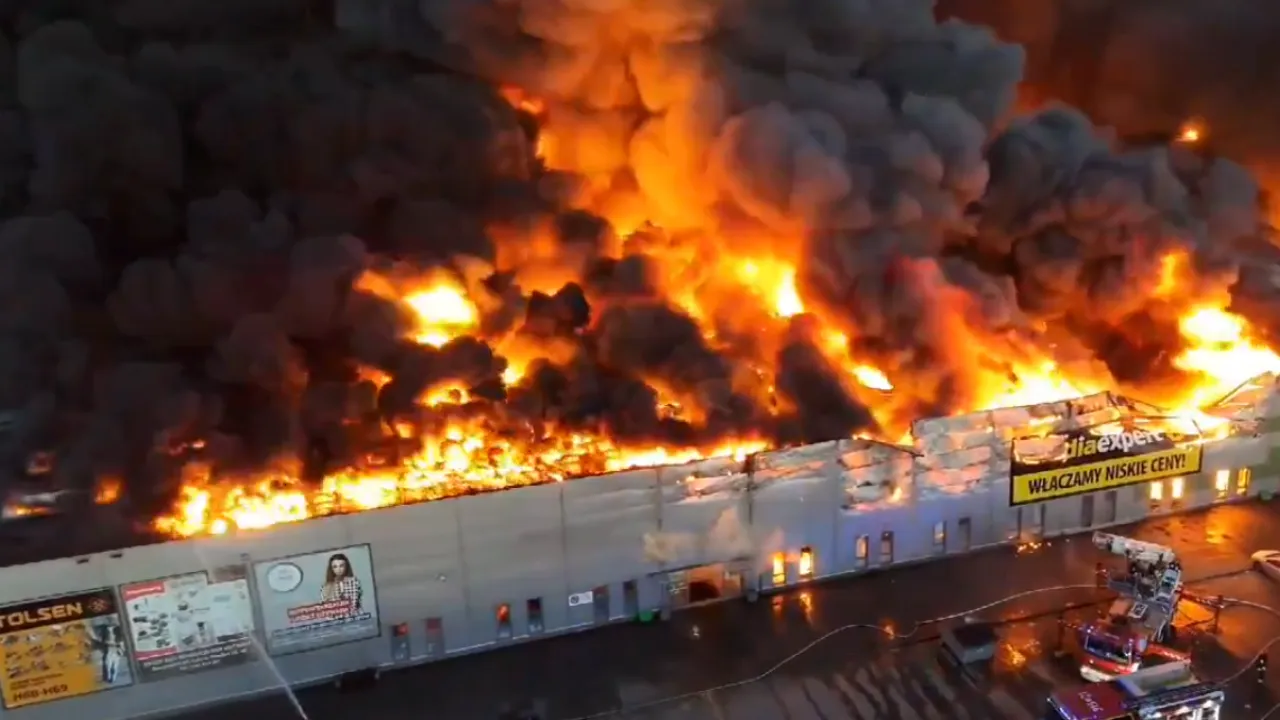 Imagem ilustrativa da notícia: Incêndio de grandes proporções destrói shopping na Polônia