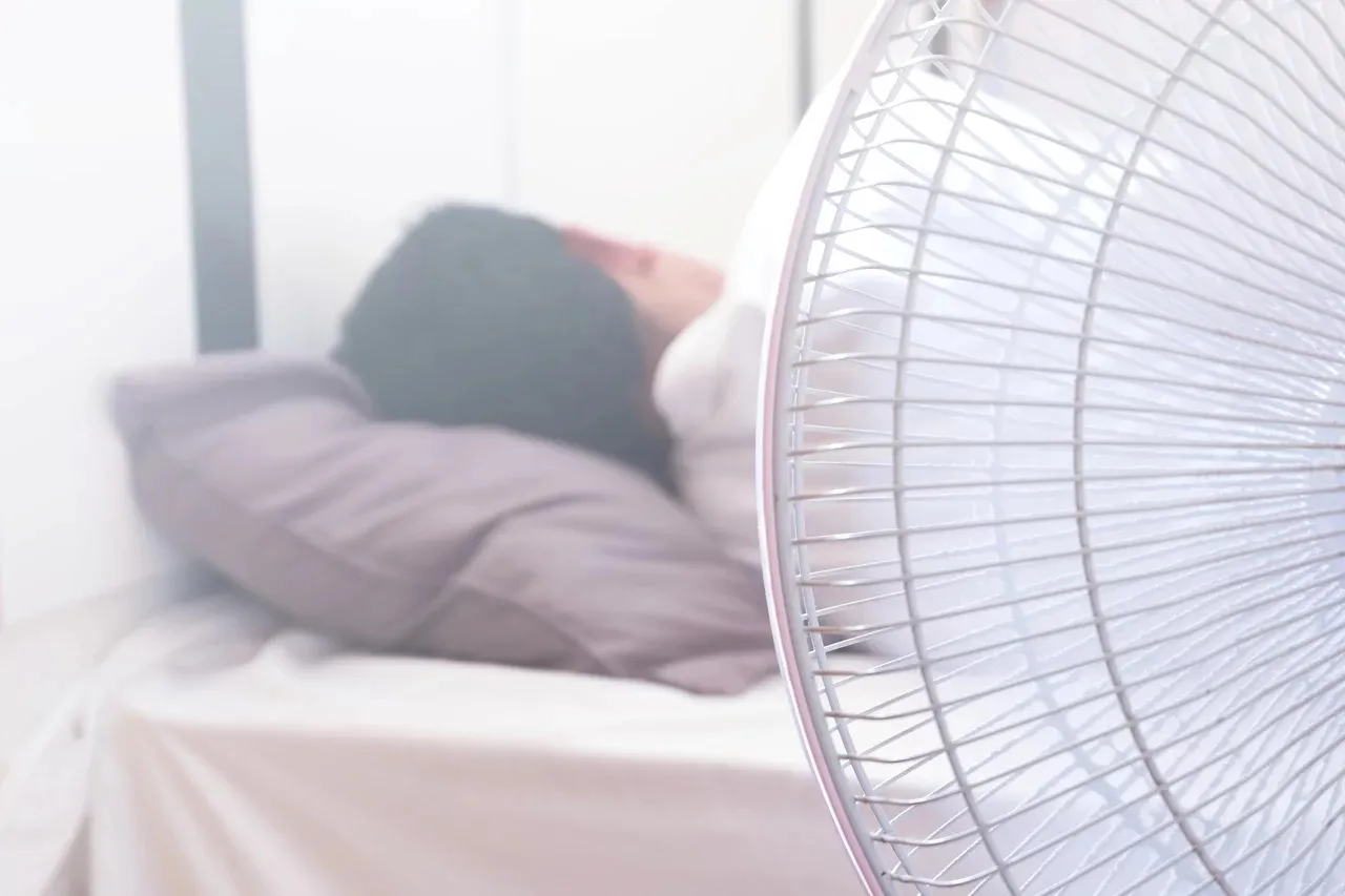 Imagem ilustrativa da notícia: Dorme com ventilador "em cima" de você? Veja os riscos!