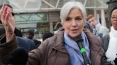 Candidata à presidência dos EUA, Jill Stein, de 73 anos, foi presa
