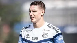 Atacante Julio Furch deve desfalcar o Santos na estreia da Série B, contra o Paysandu, na próxima sexta-feira (19).