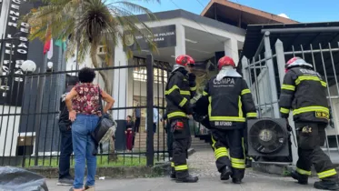 Bombeiros chegaram rapidamente à Central de Polícia de São Brás