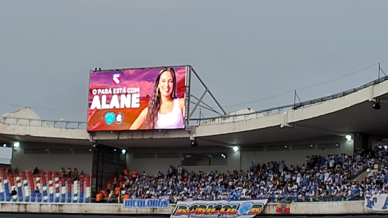 Mensagem para permanência de Alane no BBB 24 é exibida no Mangueirão.