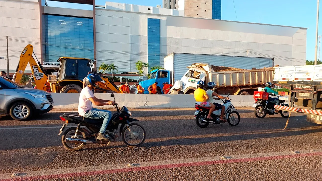 Imagem ilustrativa da notícia: Vídeo: caçambas da prefeitura colidem em frente ao shopping