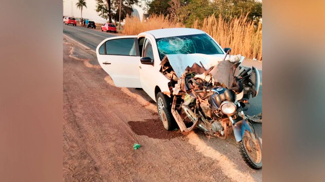 Imagem ilustrativa da notícia: Automóvel em alta velocidade atropela moto com pai e filho