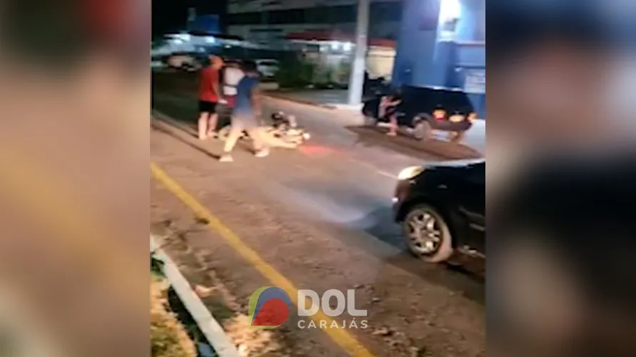 Imagem ilustrativa da notícia: Vídeo: motoqueiro cai no momento em que internauta filmava!