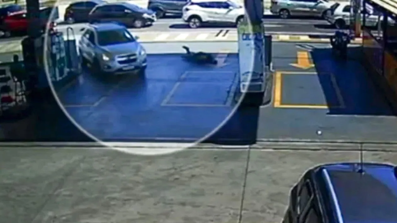 Imagem ilustrativa da notícia: Vídeo: veja o momento em que advogado atropela homem 3 vezes