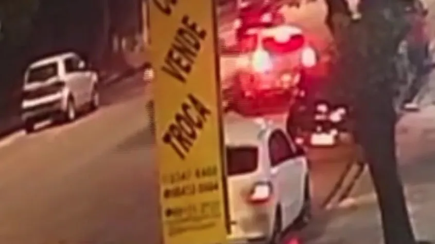 Imagem ilustrativa da notícia: Veja o vídeo: carro colide e capota no bairro do Telégrafo