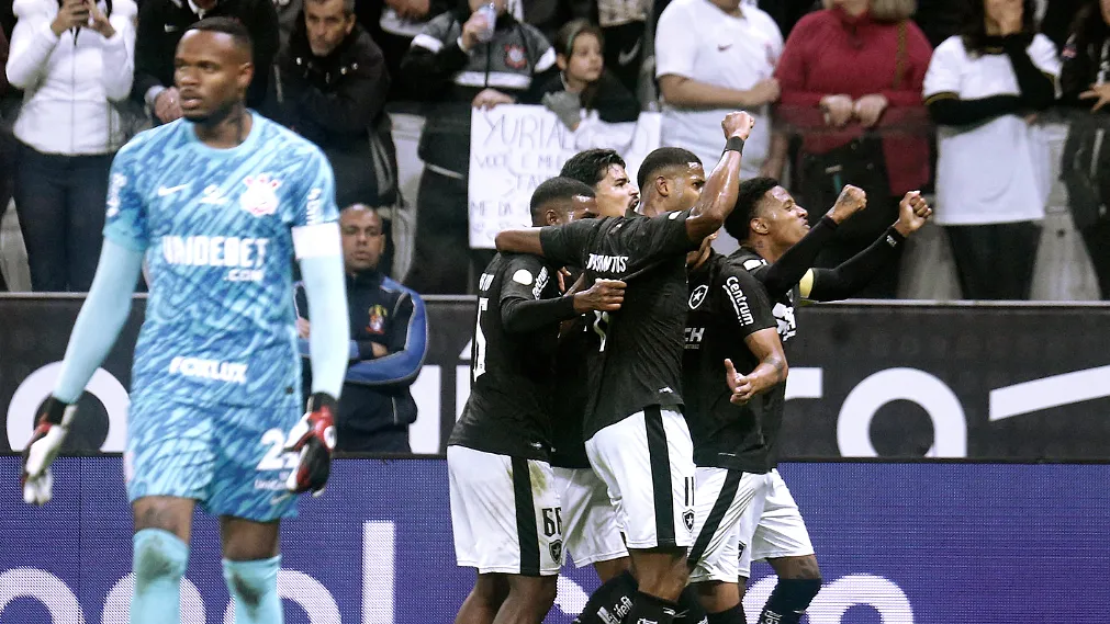 Imagem ilustrativa da notícia: Botafogo vence, assume a liderança e deixa Corinthians no Z4