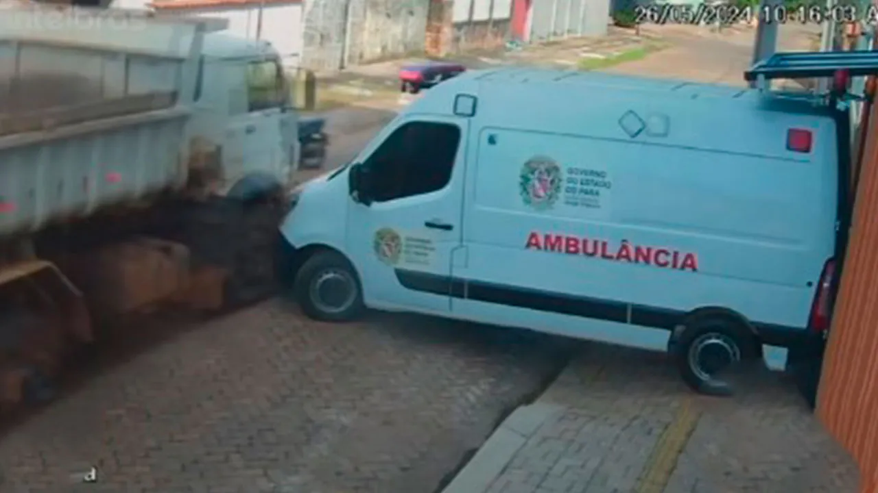 Imagem ilustrativa da notícia: Caçamba perde o controle e atinge ambulância, veja o vídeo!