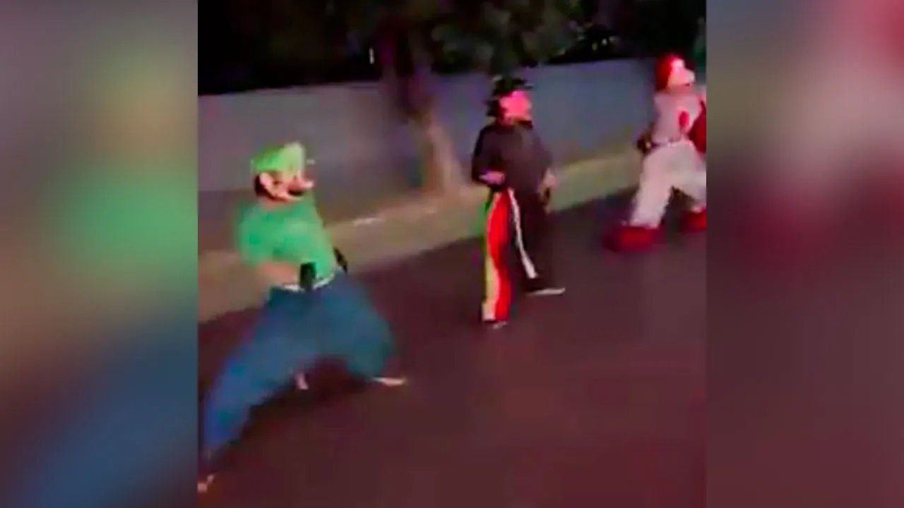 Imagem ilustrativa da notícia: Vídeo: veja o momento em que “Goku” é atropelado por moto