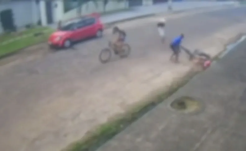 Imagem ilustrativa da notícia: Vídeo: bando em carro vermelho aterroriza em Castanhal