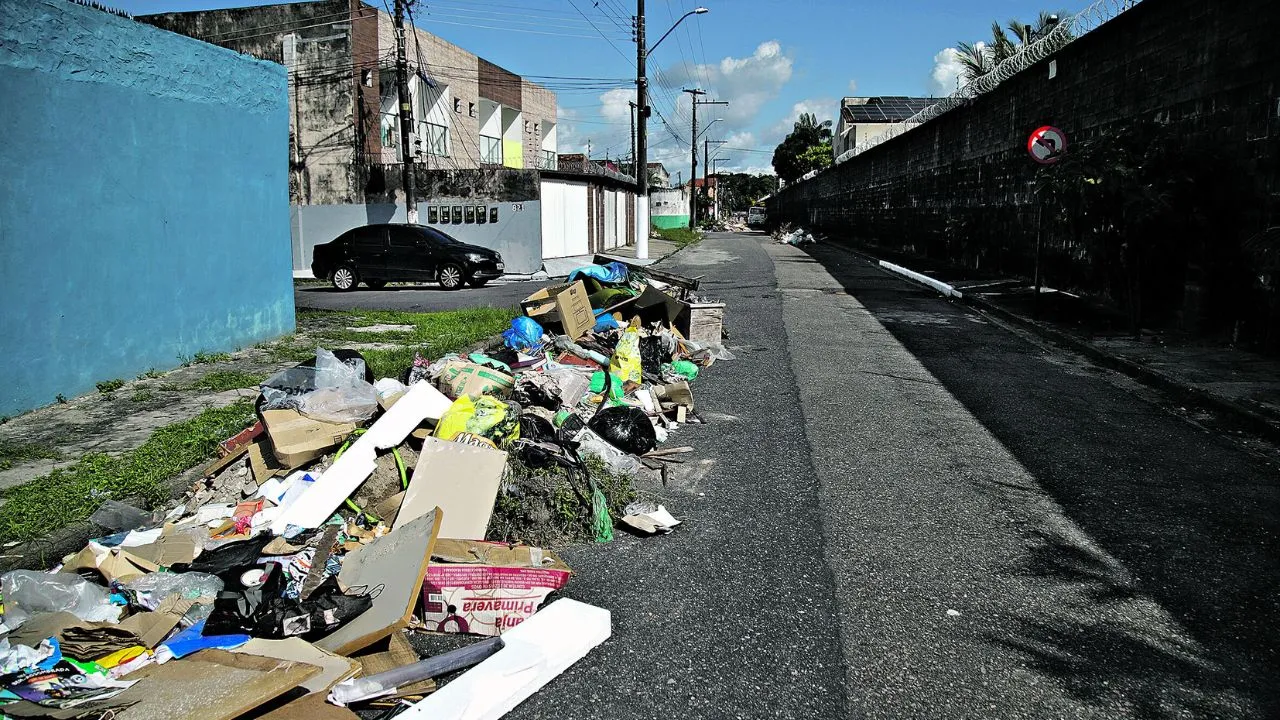 Imagem ilustrativa da notícia: Lixo se espalha pelas ruas de Ananindeua