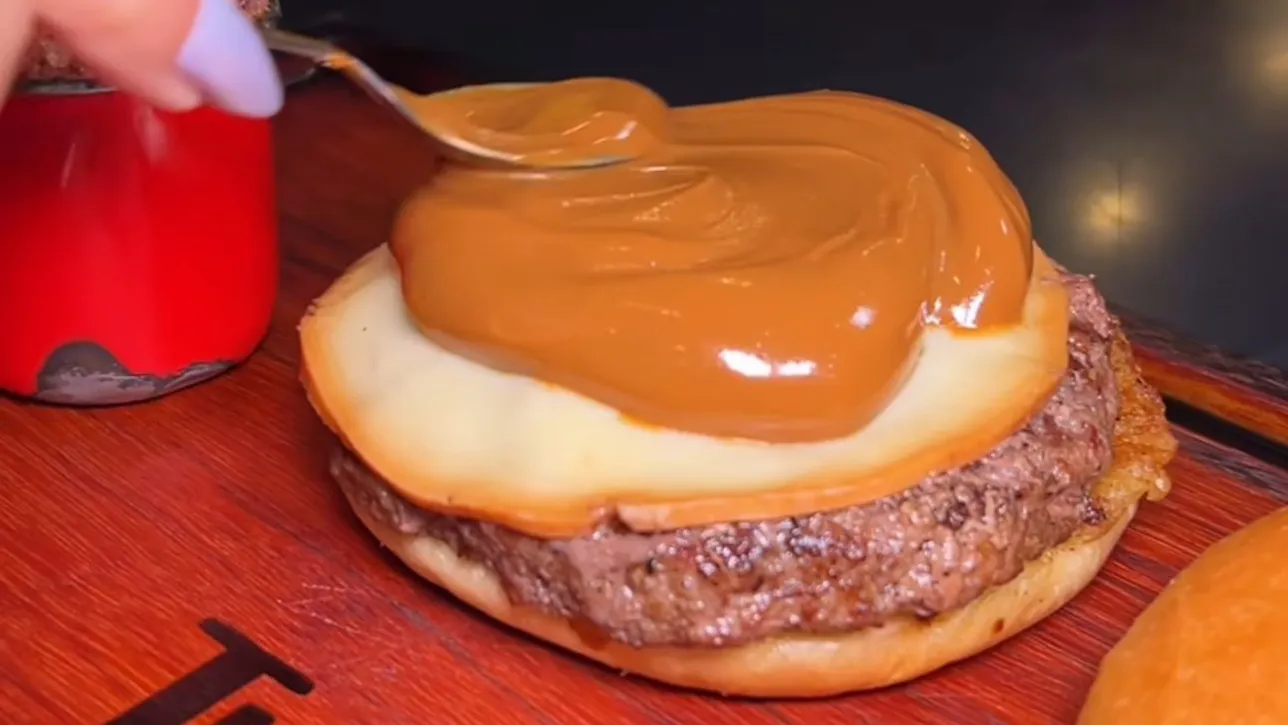 Imagem ilustrativa da notícia: Lanchonete viraliza com hambúrguer com doce de leite. Veja!