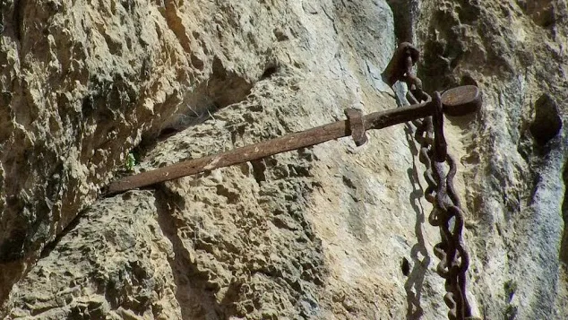 Imagem ilustrativa da notícia: "Excalibur francesa" desaparece após 1.300 anos em rocha