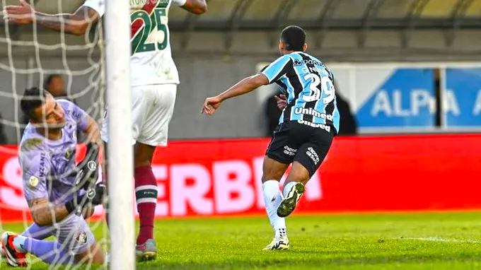 Imagem ilustrativa da notícia: Grêmio vence na volta ao RS e afunda Fluminense na lanterna