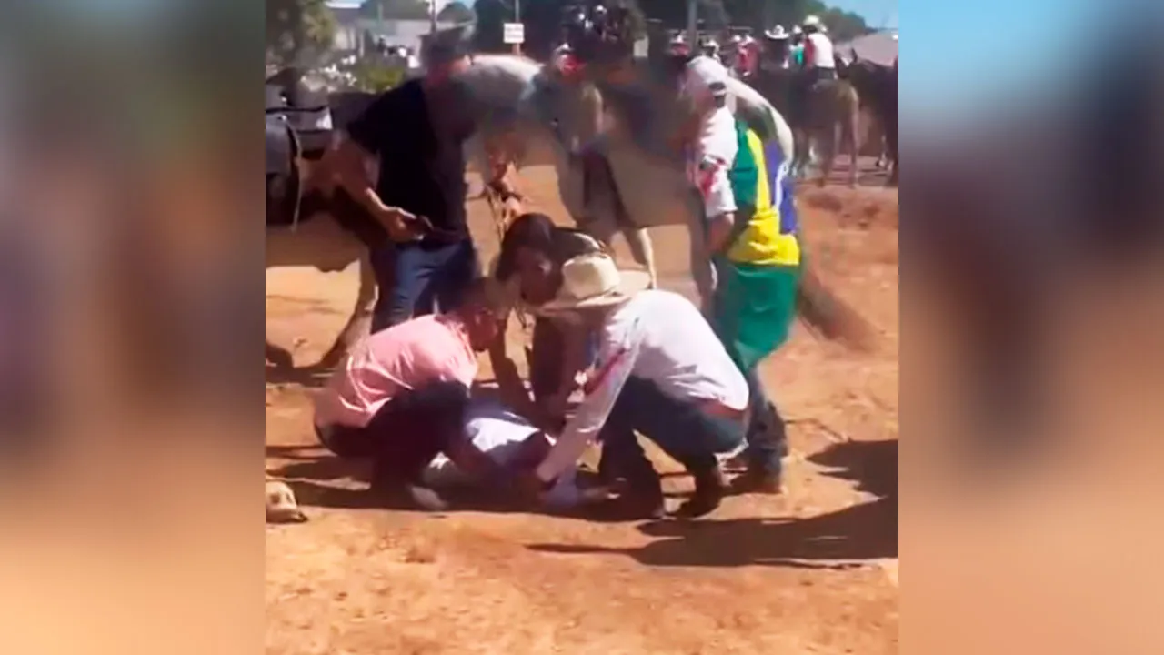 Imagem ilustrativa da notícia: Vídeo: prefeito sofre acidente durante cavalgada no Pará