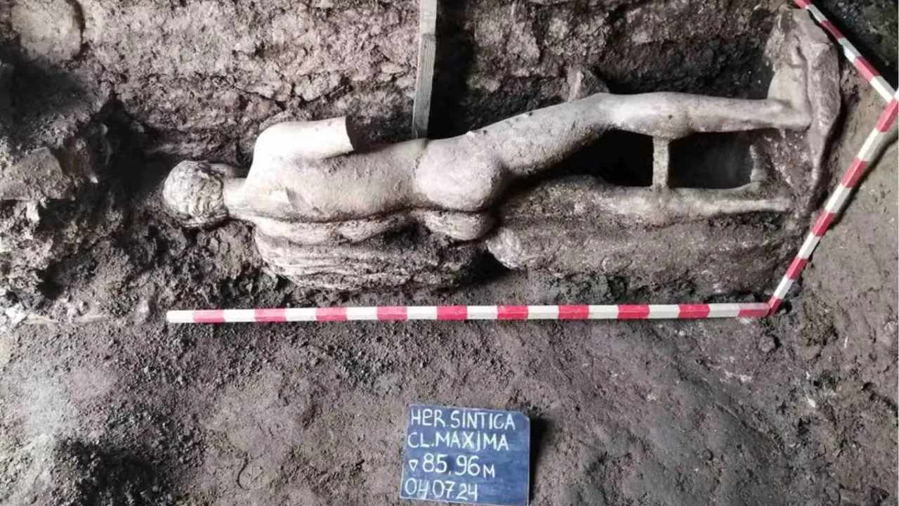 Imagem ilustrativa da notícia: Estátua de 1.500 anos do deus Hermes é achada no esgoto