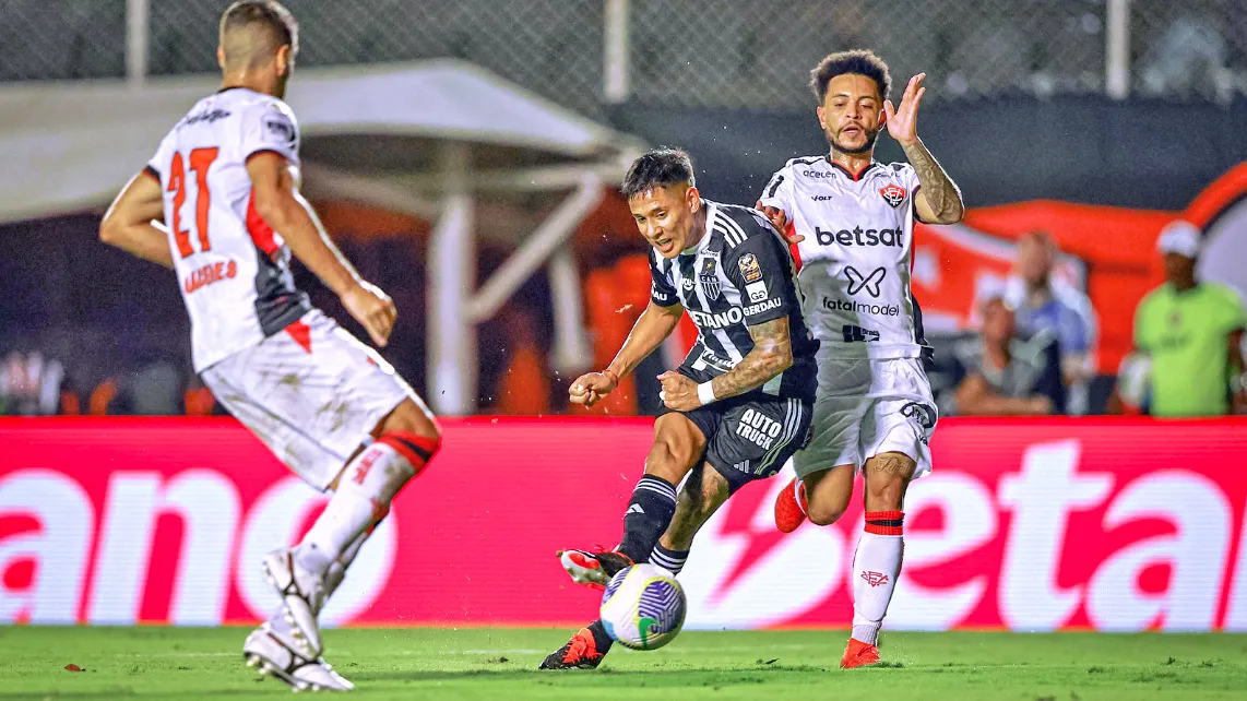 Imagem ilustrativa da notícia: Vitória embala, vence o Atlético-MG e joga Vasco para o Z-4