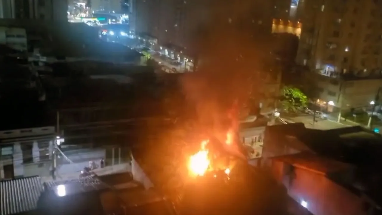 Imagem ilustrativa da notícia: Vídeo: incêndio atinge casarão antigo em Belém
