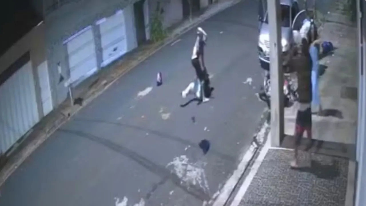 Imagem ilustrativa da notícia: Casal reage a assalto no meio da rua e dá surra em ladrões