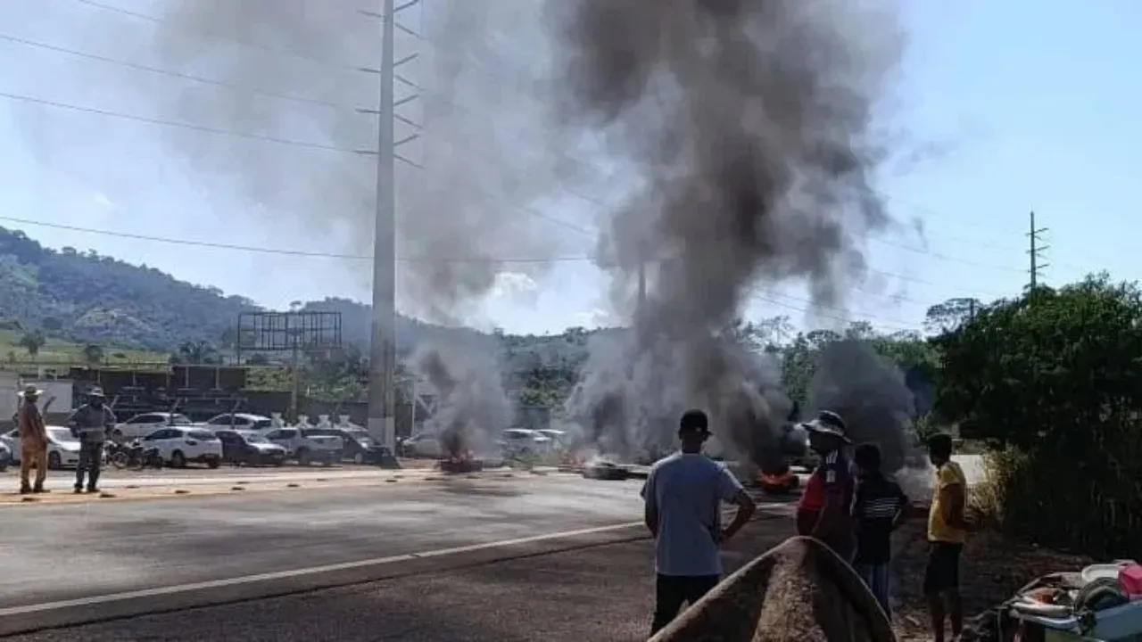 Imagem ilustrativa da notícia: Trabalhadores bloqueiam estrada no Pará na visita de Bolsonaro