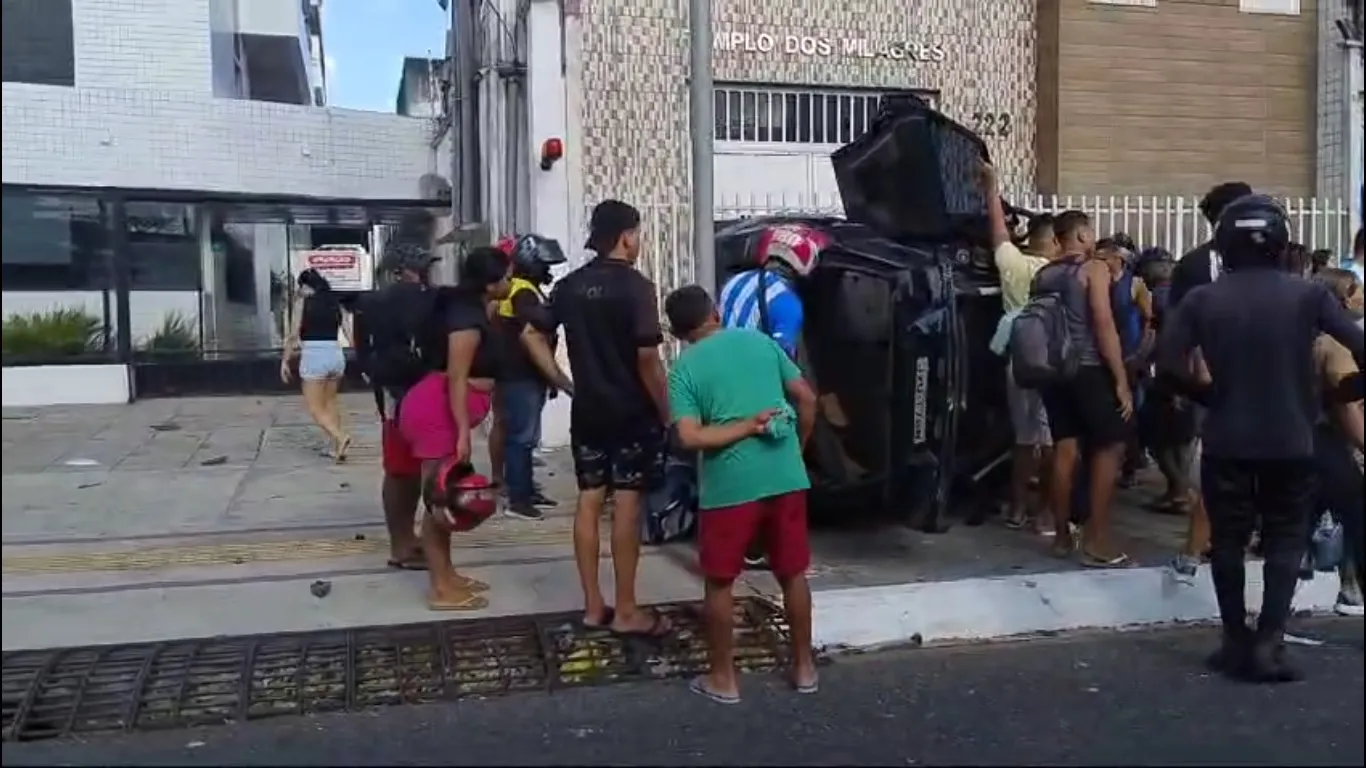 Imagem ilustrativa da notícia: Vídeo: carro capota na Almirante Barroso em Belém