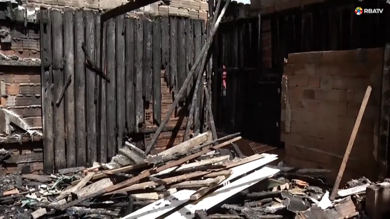 Imagem ilustrativa da notícia: Briga de vizinhos deixa quatro casas incendiadas no Barreiro