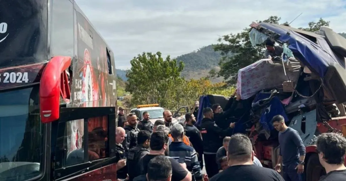 Imagem ilustrativa da notícia: Ônibus de dupla sertaneja sofre acidente em Minas Gerais