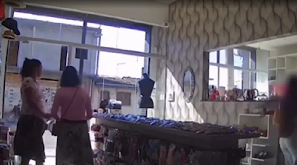 Imagem ilustrativa da notícia: Vídeo: mulheres roubam loja e escondem objetos na calcinha
