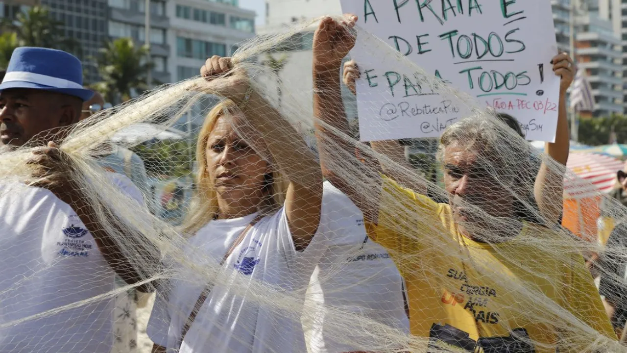 Imagem ilustrativa da notícia: Cariocas vão a Ipanema protestar contra PEC das Praias
