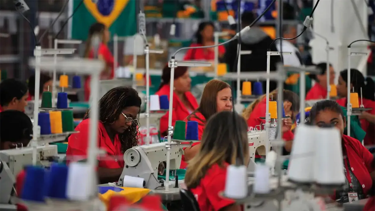 Imagem ilustrativa da notícia: Brasil alcança recorde de 100 milhões de pessoas trabalhando