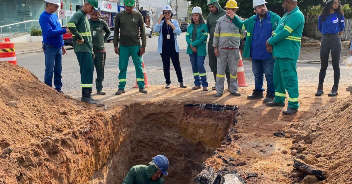 Técnicos da Cosanpa retiram um vazamento oculto que estava impactando a região.