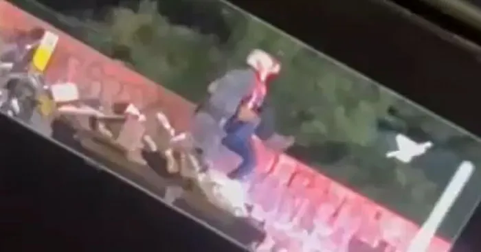 Imagem ilustrativa da notícia: Vídeo flagra PM arremessando homem de ponte em SP